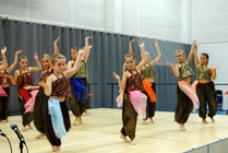 Kylä-Mukkulan kulttuurikeskuksen tanssikoululaiset esiintyivät päivän aikana messuvieraille.